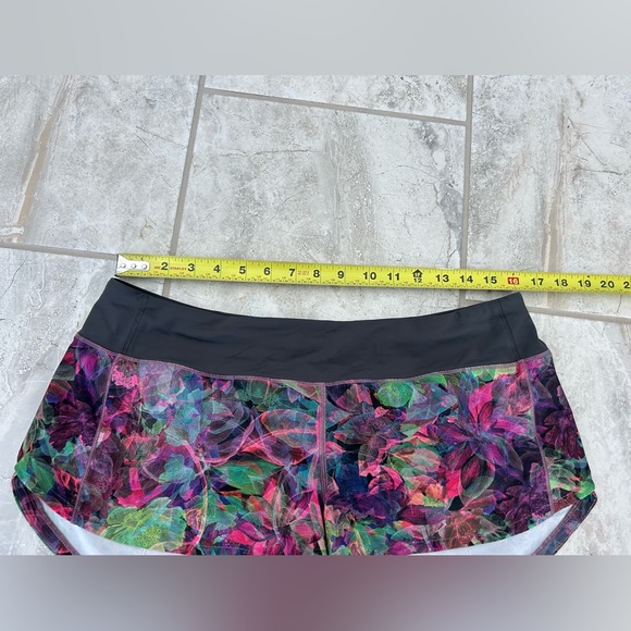 Lululemon Speed Up Low-Rise Lined Short 2.5" Vivid Floral Tone Multi
Size 10 - Picture 10 of 12